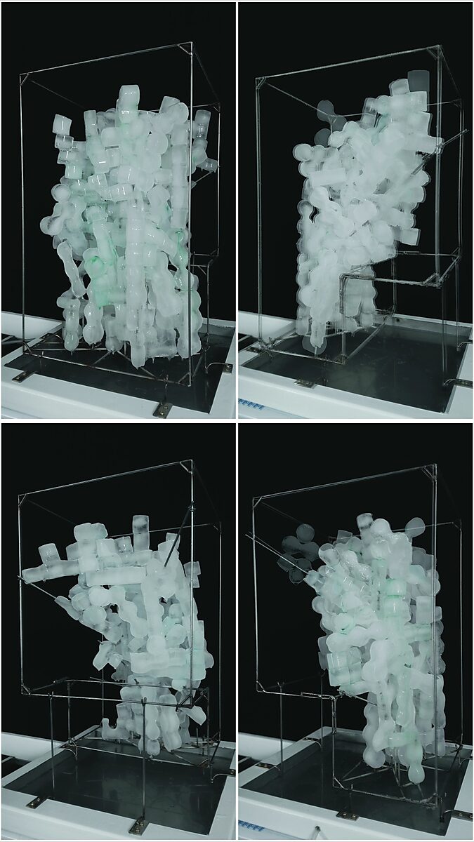 Entropische sculptuur nr. 2 — videostill met vier aanzichten van een dichte cluster van ijsvormen die het metalen frame omhullen.