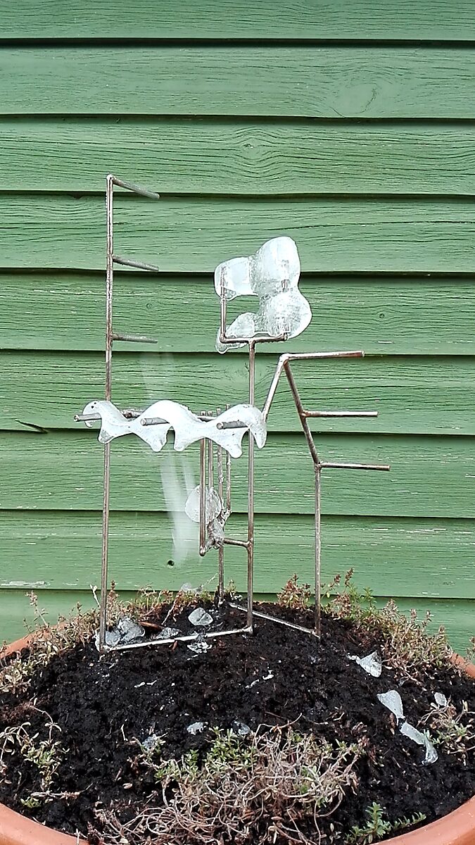 Entropic Sculpture No. 1 — videostill of the end of the summer melting process where the ice has almost disappeared and only the metal armature with a few ice remnants remains.