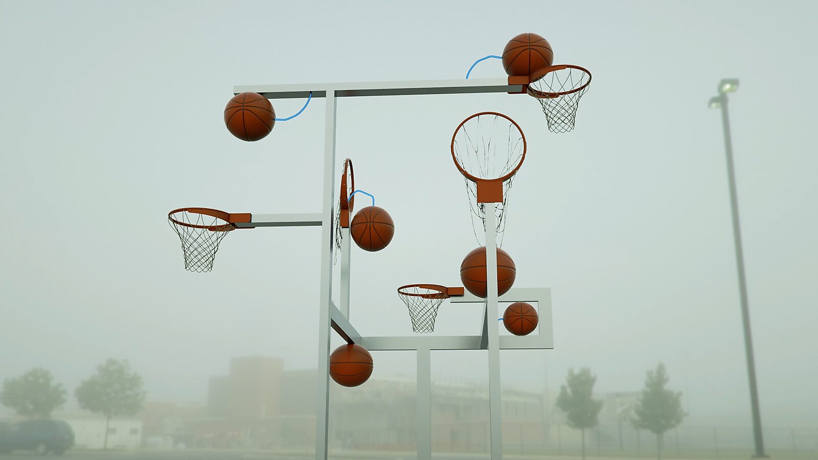 Basketbal in balans — Wachtende Shots — videostill 3D-animatie sculptuur: een constructie van metalen frames met meerdere basketbalringen waarin ballen vastzitten of balanceren, verbonden door blauwe kabels, in een mistige buitenruimte.