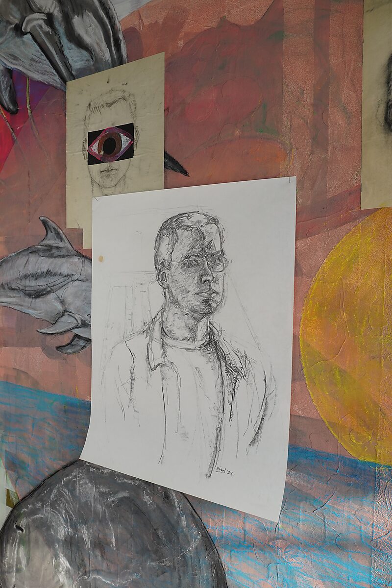 Benoemens-waardvlinders — Naming–Value Butterflies — proces tekening: studie zelfportret (1995), Gevangen (2026) — een potloodtekening van een man met bril hangt op een schilderachtig tekenbord; bovenaan een eerdere zelfportrettekening met een uitgesneden