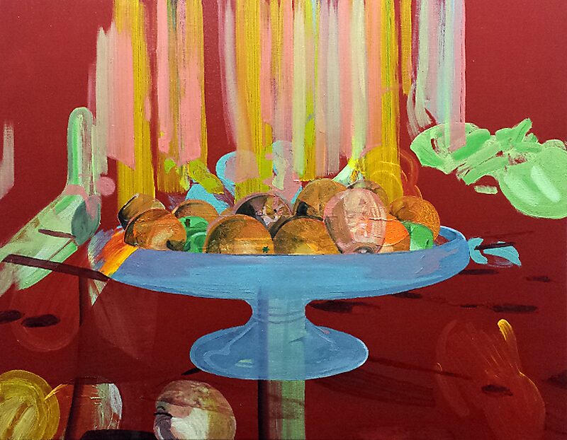 Trage schilderijen, Slow Paintings — De fruitschaal, The Fruit Bowl — olieverfschilderij waarin een blauwe fruitschaal met ronde vruchten centraal staat tegen een rood vlak; verticale verfbanen dalen neer over het stilleven en vertalen beweging in trage, 