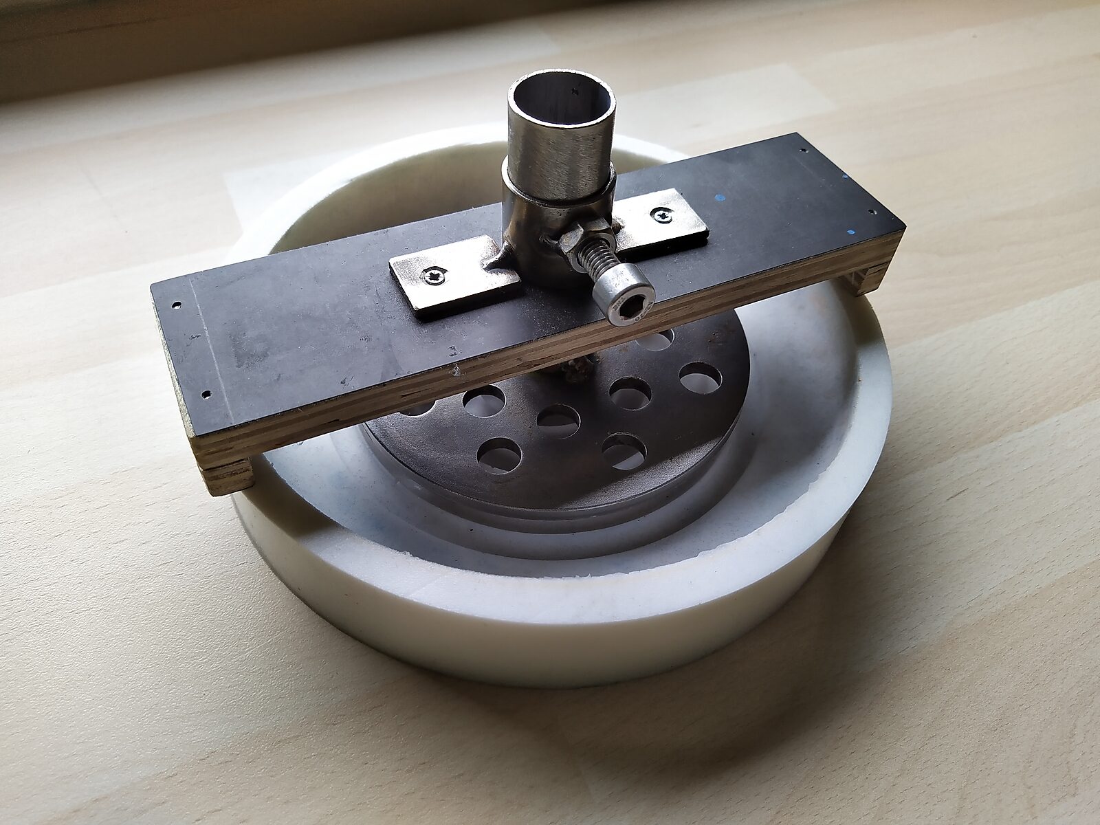 Smeltende doelen — de metalen houder met geperforeerde schijf geplaatst in de ronde siliconen mal.