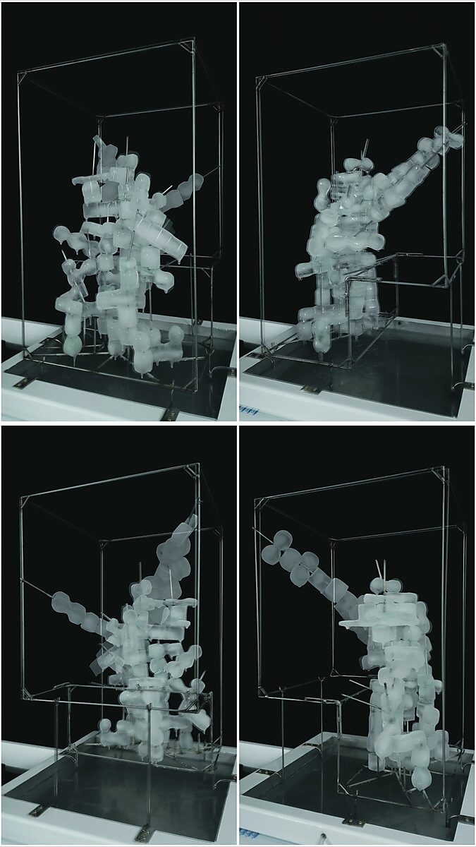 Entropische sculptuur nr. 2 — videostill met vier aanzichten van een groeiende ijsstructuur rond het metalen armatuur.