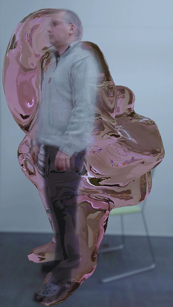 Elke beweging creëert een vorm nr.3 — videostill waarin een staande figuur samenvalt met een reflecterende volumetrische vorm, gevormd door opeenvolgende houdingen die in één beeld worden samengebracht.