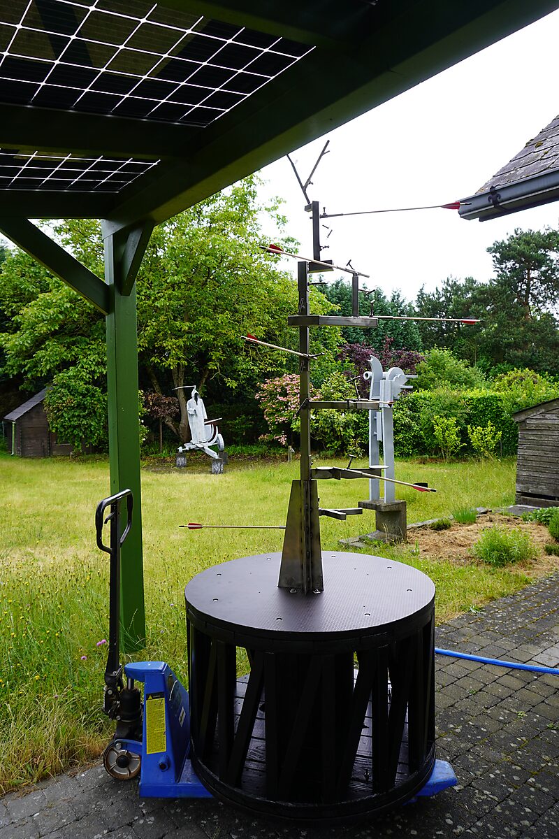 Sint-Sebastiaan met vogels nr.4 — procesfoto van de inox armatuur buiten opgesteld op de sokkel in de tuin van de kunstenaar.