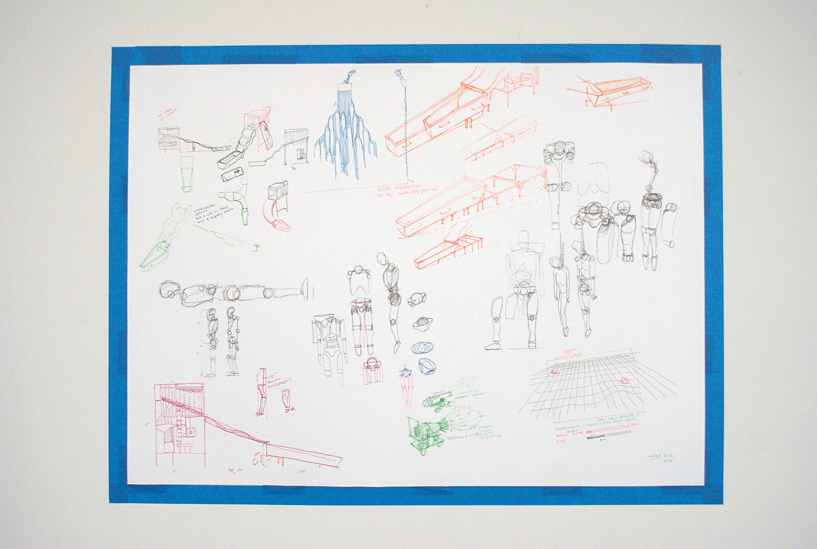‘Pro-Life’: Detail van wandtekening met schetsen van figuren, constructies en een kistvorm, blauw omkaderd, CC De Adelberg, Lommel, 2015.