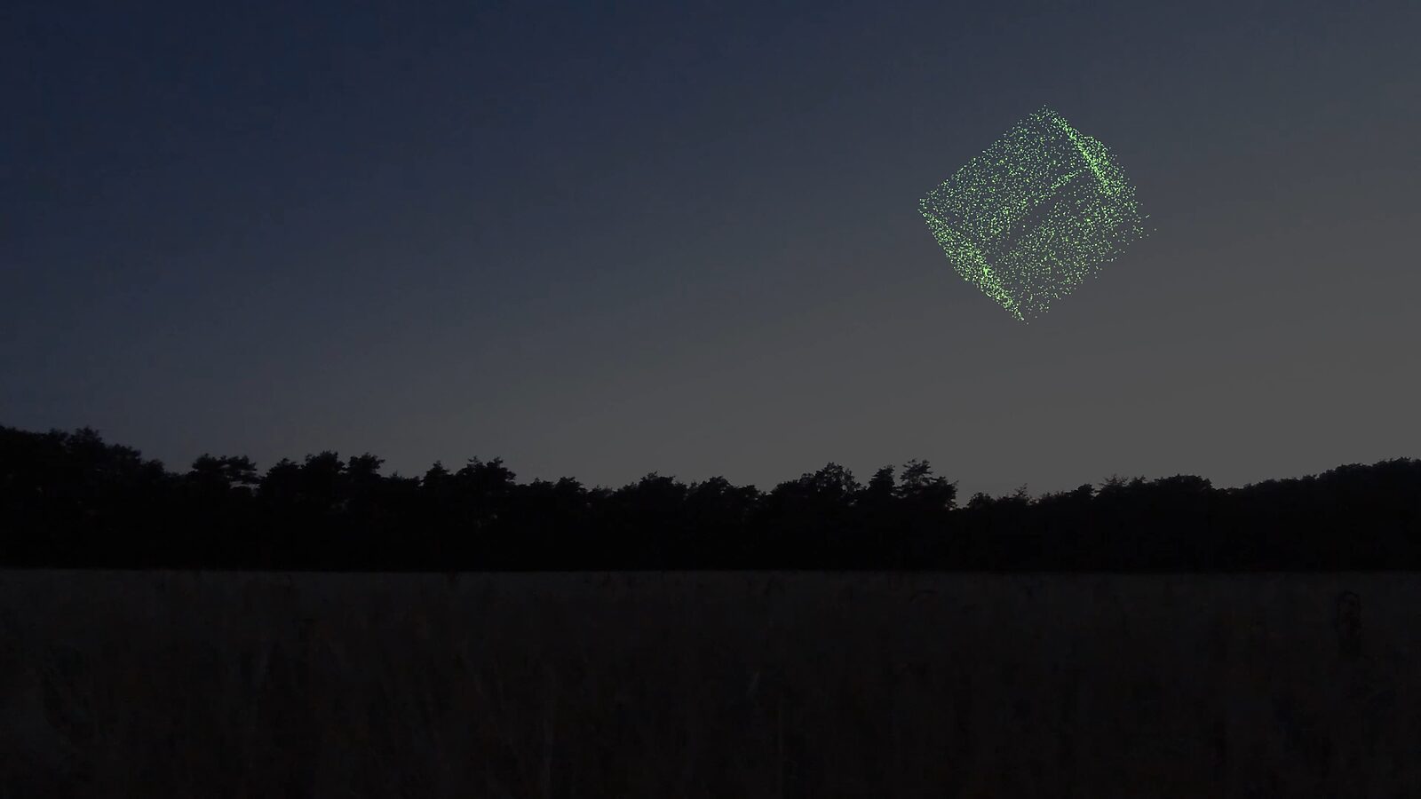 Virtuele transformatie — Vuurvliegjes in formatie: videostill uit een 3D-animatie; de kubusvorm verschuift en fragmentariseert, terwijl de vuurvliegjes zich opnieuw groeperen tot een instabiele, glinsterende structuur in de nachtelijke ruimte.