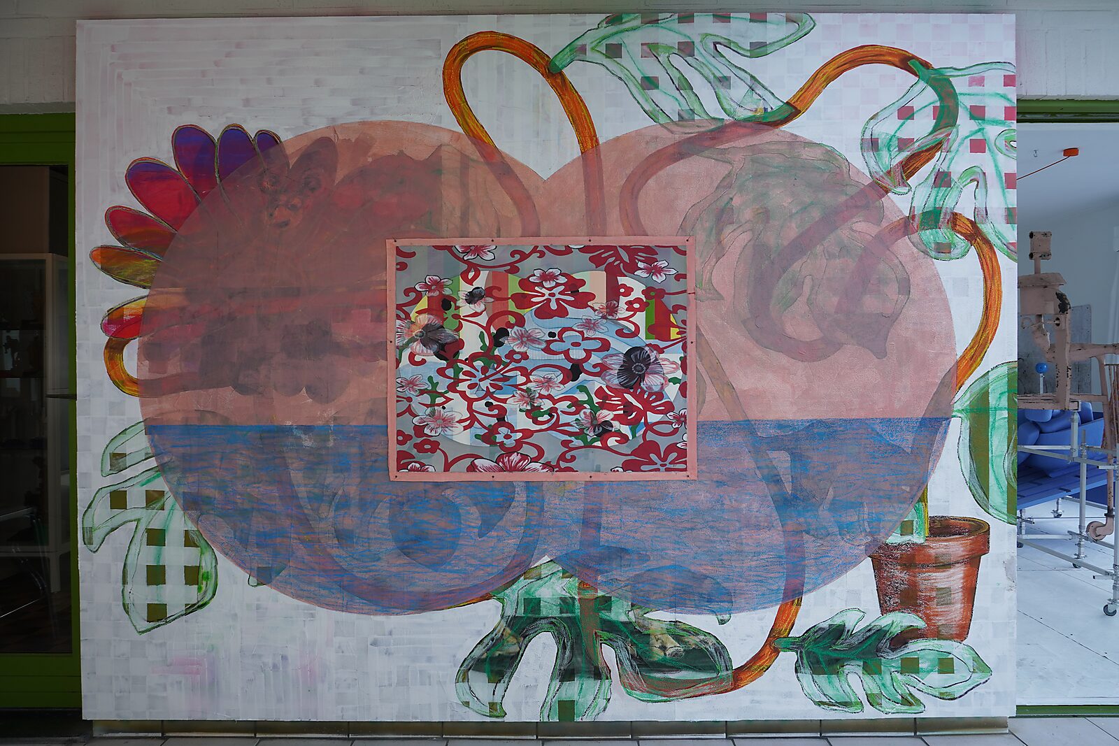 Tekening in beweging — Drawing in Motion — videostill van een grote tekening van een bloem en kronkelende plantenstengels waarop twee transparante roodachtige cirkels over het midden liggen; in het centrum hangt een kader met bloemenpatroon.