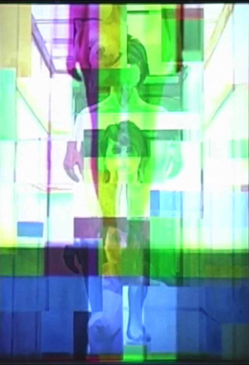 Levend canvas — Nu descendant par un ascenseur — videostill waarin de figuur wordt vervormd door verschuivende transparante kleurvlakken die het lichaam in lagen opdelen.