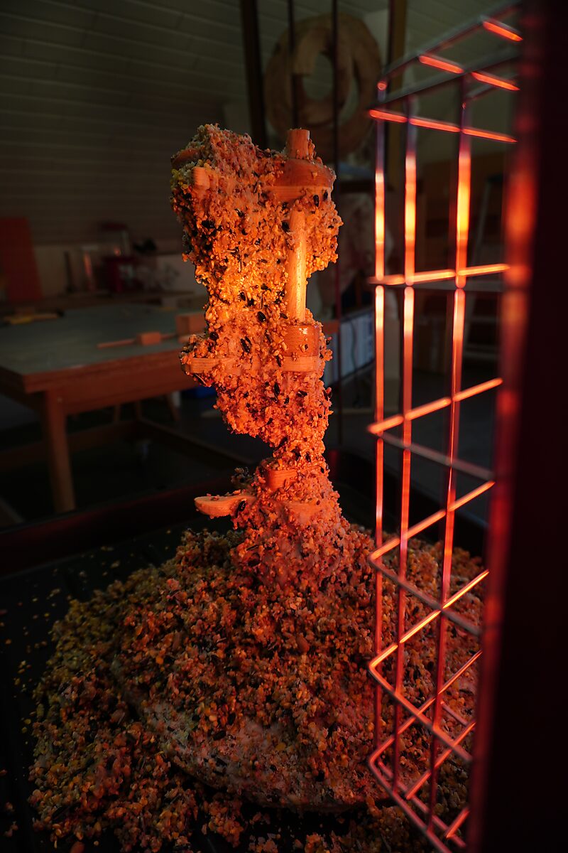 De grote ontsnapping van Sint-Sebastiaan — procesfoto: achteraanzicht van de test met infraroodstraling waarbij het vetten sculptuur geleidelijk vervormt door de warmte.