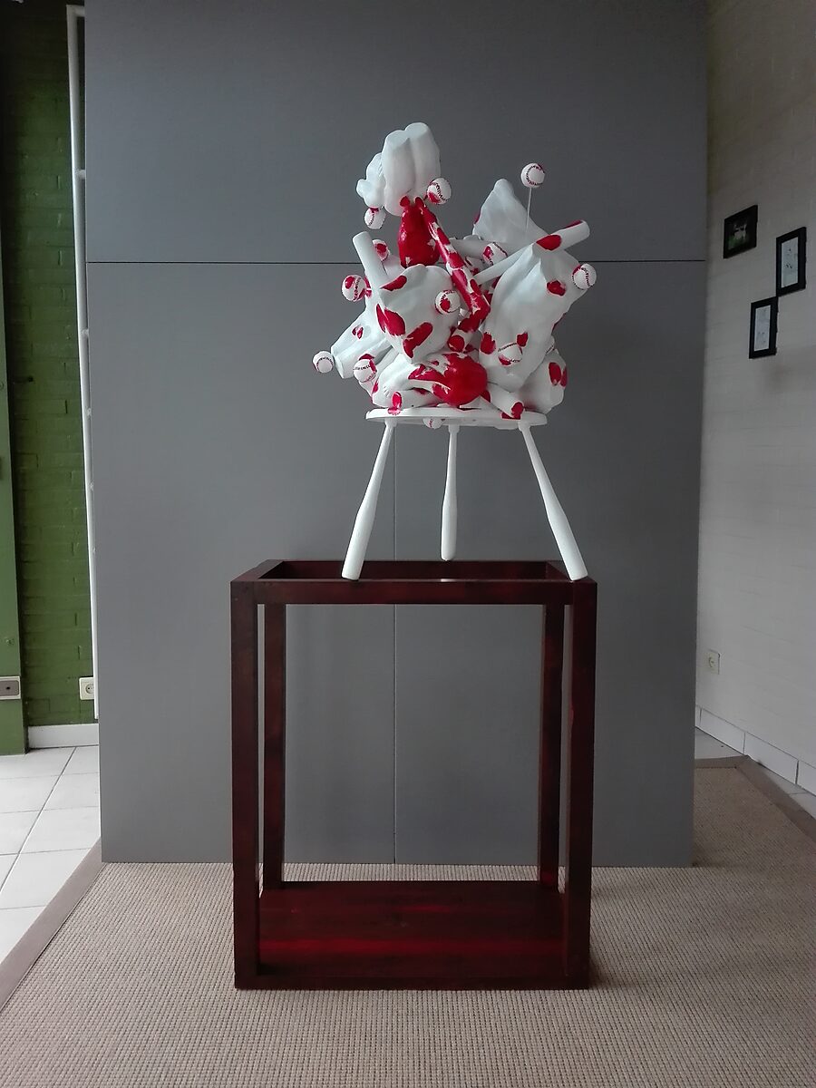 Butt’s, Bats and Balls — sculpturale vertaling van de 3D-animatie waarbij het digitale kluwen van lichamen, honkbalknuppels en ballen wordt omgezet naar een fysiek object. De speelse virtuele scène verandert hier in een lijkwit volume waarin rode accenten