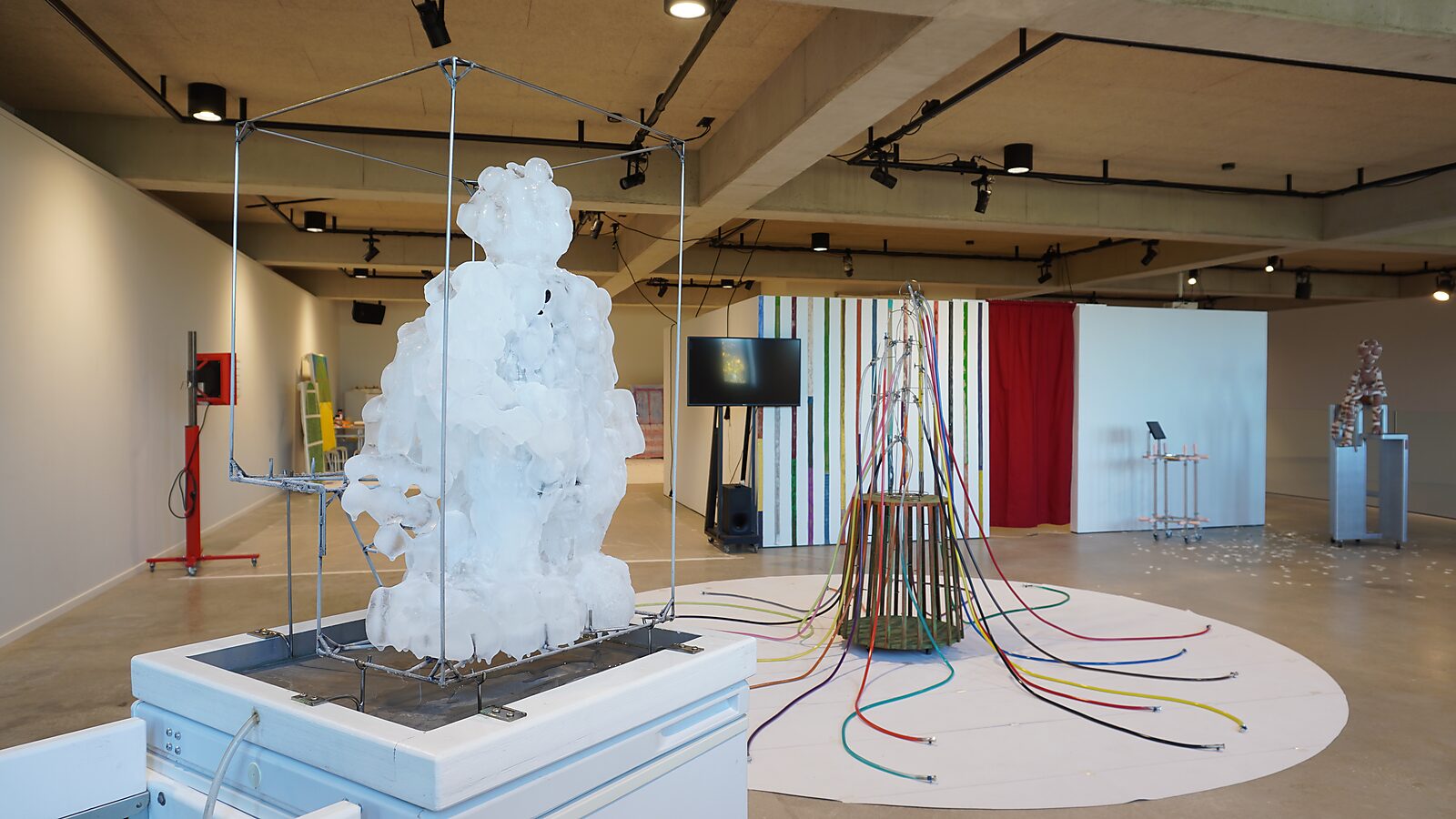 Entropische sculptuur nr. 2 — Transformatiestudio nr. 1: warm of koud, totaalbeeld van de installatie met de ijsstructuur op de diepvriezer in de tentoonstellingsruimte.