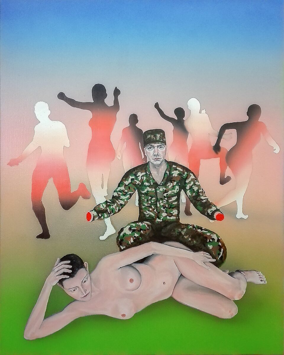 Variaties in verschil — schilderij waarin een figuur in militair uniform zit achter een liggend naakt lichaam, omgeven door schaduwachtige bewegende silhouetten, waardoor spanning ontstaat tussen kwetsbaarheid, controle en collectieve aanwezigheid.