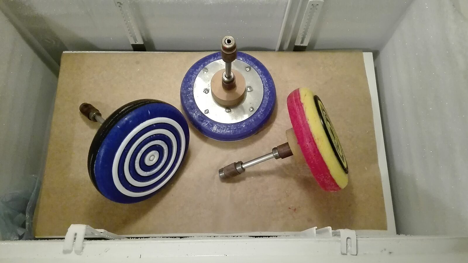Smeltende doelen — verschillende bevroren ijsdoelen met gekleurde ringen liggen in een diepvriezer.