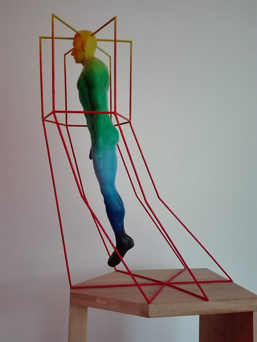 Gedachtenkooi — profielaanzicht van de sculptuur waarin het lichaam lijkt te zweven binnen de constructie, alsof het gedragen wordt door een onzichtbare mentale krachtstructuur.