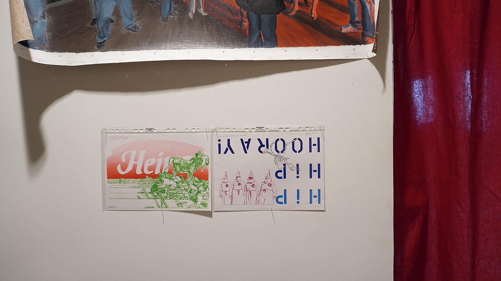 Tentoonstellingszicht — Transformatiestudio nr.1: warm of koud, CC De Adelberg (2024) — twee Google-tekeningen naast elkaar op een witte muur onder een opgerold schilderij.