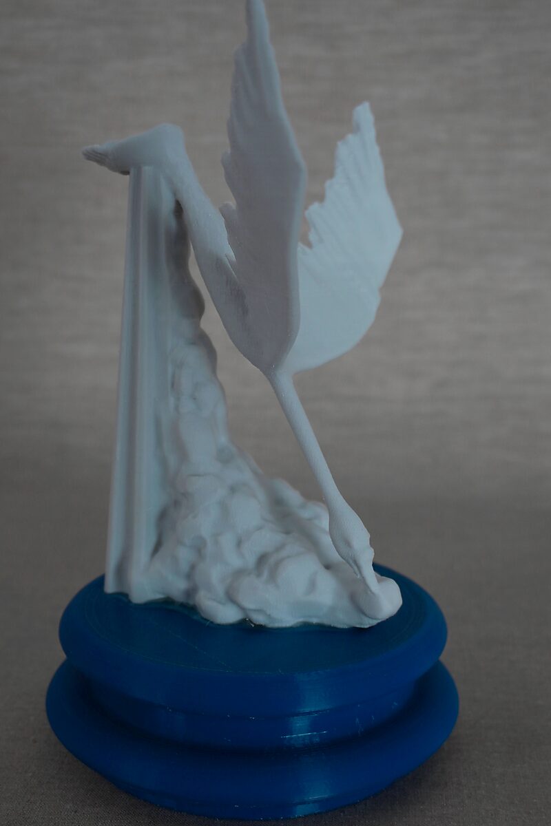 De zuilen van Ovidius — Cycnus — achteraanzicht van een vogelachtige 3D-geprinte vorm met uitgespreide vleugels en organische basis op een blauwe sokkel.