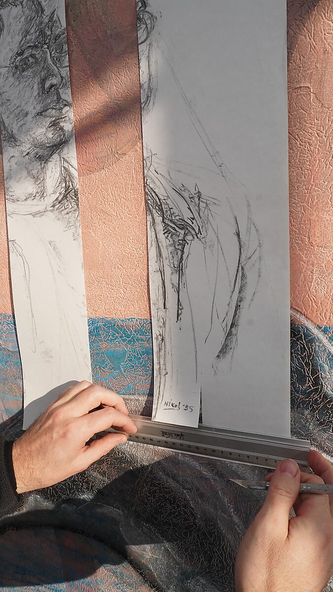 Benoemens-waardvlinders — Naming–Value Butterflies — proces tekening: studie zelfportret (1995), Gevangen (2026) — close-up van het potloodportret dat in smalle verticale stroken is gesneden terwijl een liniaal onderaan wordt vastgehouden.