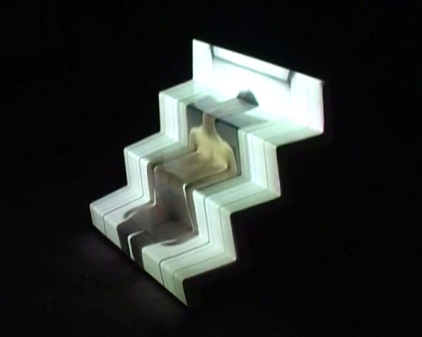 Nu descendant par un ascenseur — videostill van een liggende vrouwelijke projectie binnen een trapsgewijze lichtsculptuur, waarbij het lichaam lijkt te verdwijnen in een mechanische neerwaartse beweging.