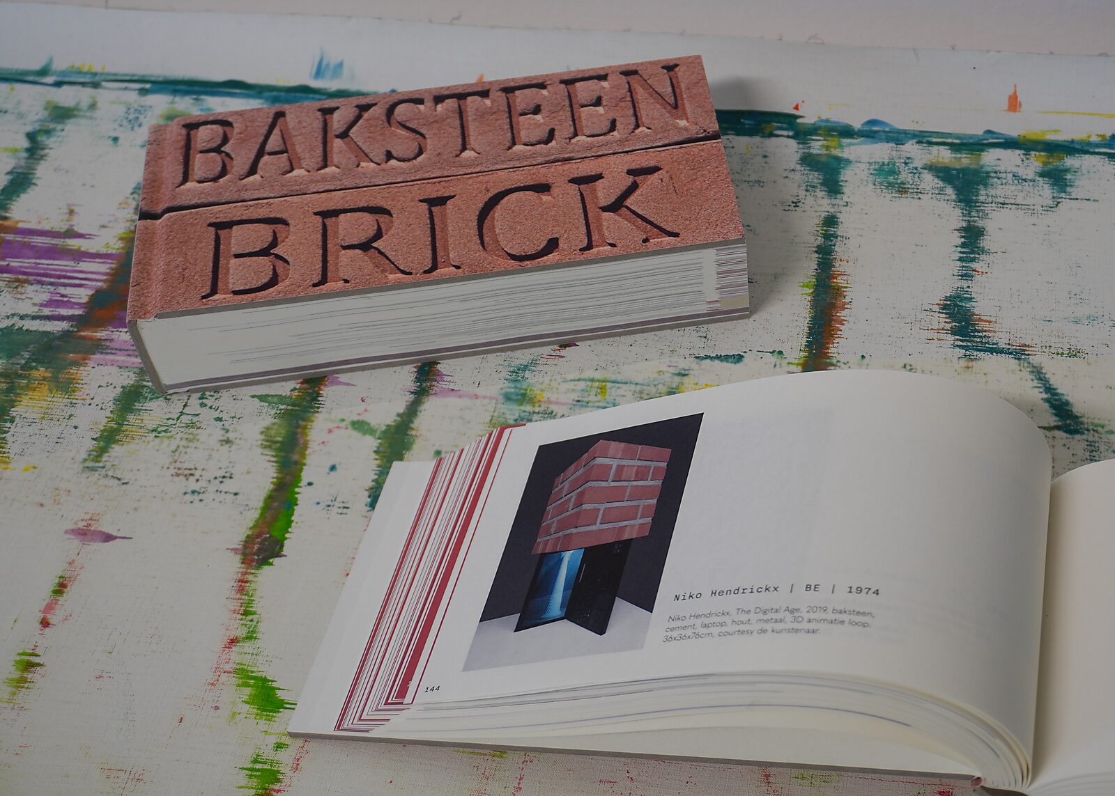 Het digitale tijdperk — cataloguspagina van KAdE Amersfoort waarop het werk is opgenomen in een publicatie over het gebruik van baksteen in hedendaagse kunst, naast een baksteen met ingekerfde tekst.