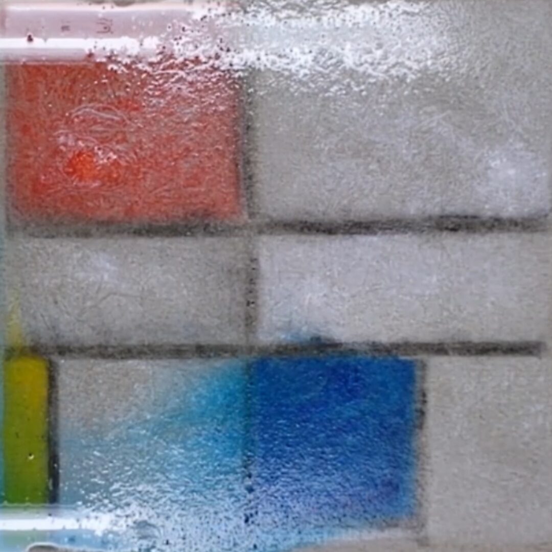 Terug naar de natuur met Piet Mondriaan nr. 1.1 — procesfoto waarin het ijs verder smelt; water en pigment verspreiden zich over de vakken van het raster.