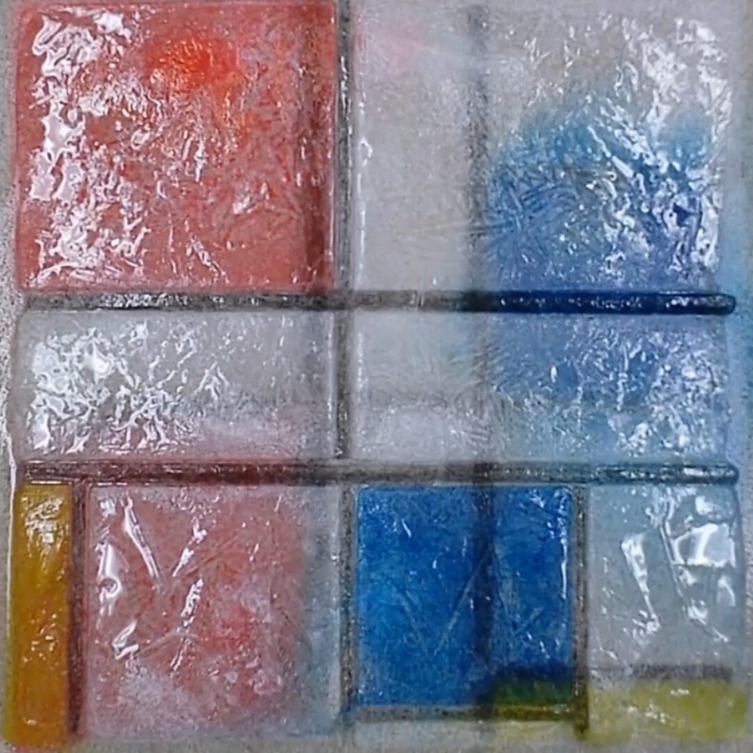 Terug naar de natuur met Piet Mondriaan nr. 1.1 — procesfoto met duidelijk smeltwater; blauwe en rode pigmenten lopen uit binnen het zwarte raster.
