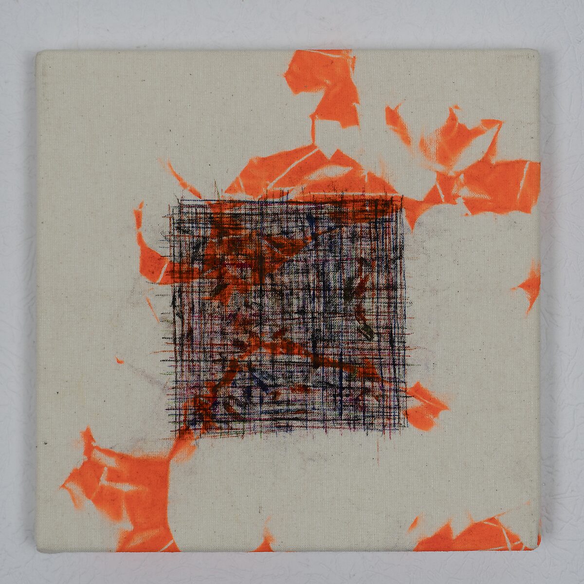 Tekeningen — Resterende inkdoekjes — tekening waarin een dicht raster van kruiselende lijnen een vierkant vormt in het midden van het doek, omringd door fragmenten van oranje inktafdrukken.