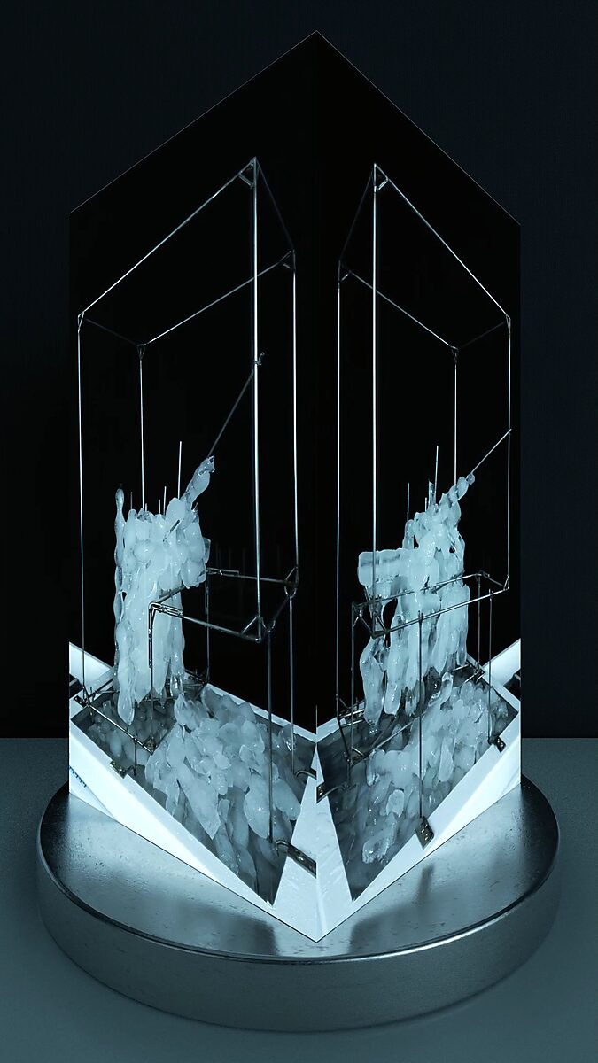 Entropische sculptuur nr. 2 — videostill waarin het smeltende sculptuur gespiegeld wordt door de wanden van de transparante kubus tijdens het ronddraaien.