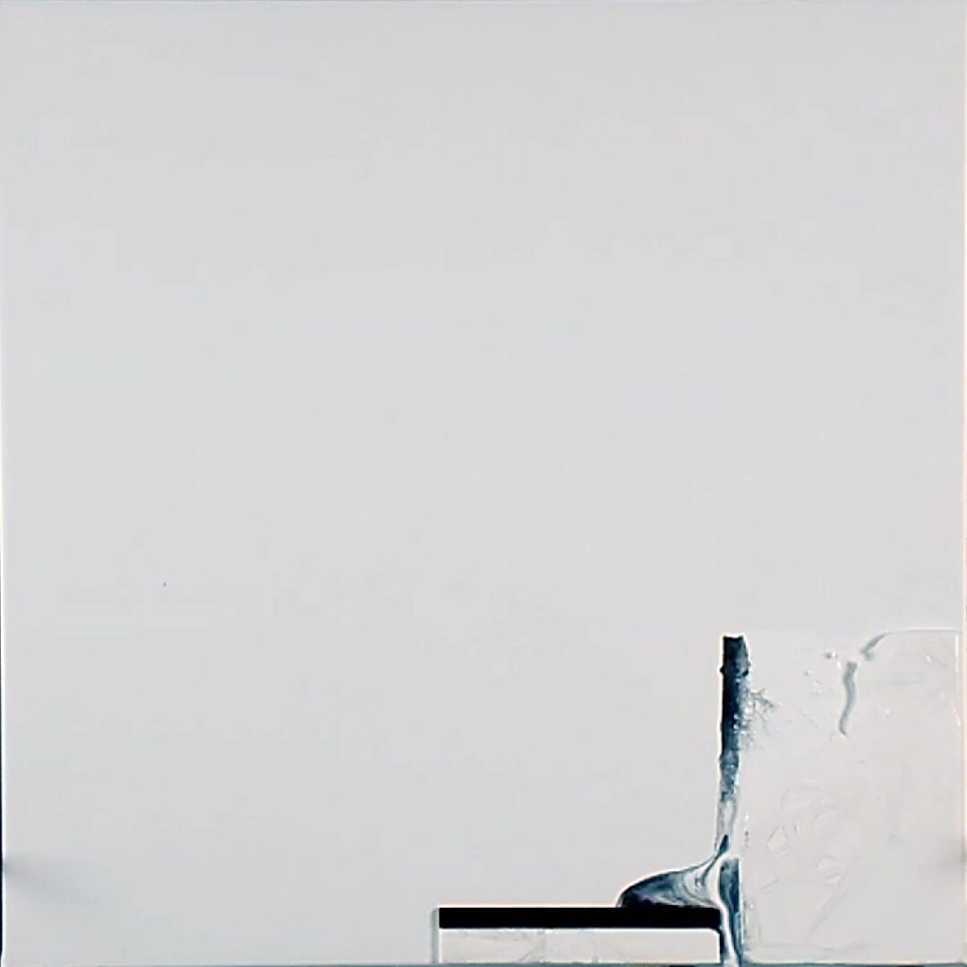 Terug naar de natuur met Piet Mondriaan nr. 1.5 — procesfoto van een wit oppervlak met zwarte rasterlijnen waarin een eerste blauwe kleurzone verschijnt.