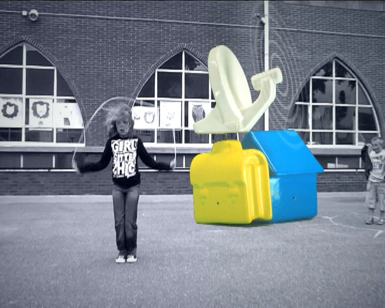 Kies en verander, Ongeïdentificeerde Arcade — videostills: springend kind op een speelplaats met felgekleurde vormen en objecten op de achtergrond.