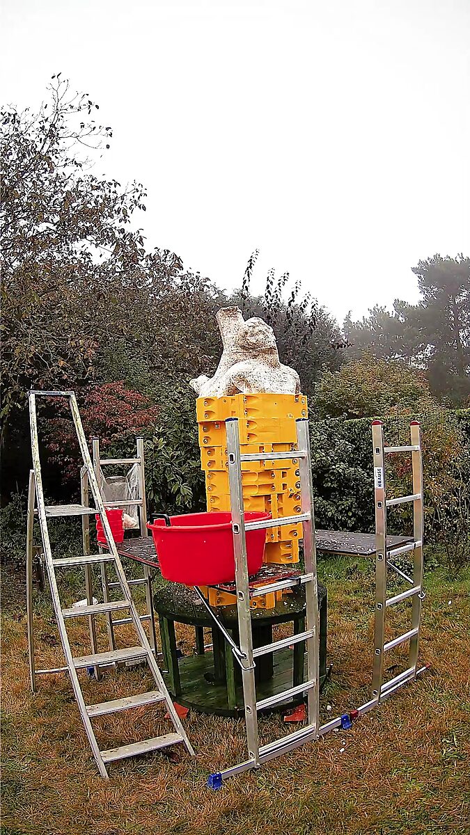 Sint-Sebastiaan met vogels nr.3 — videostill waarin het hoofd en de bovenkant van het levensgrote afgietsel uit de mal tevoorschijn komen.