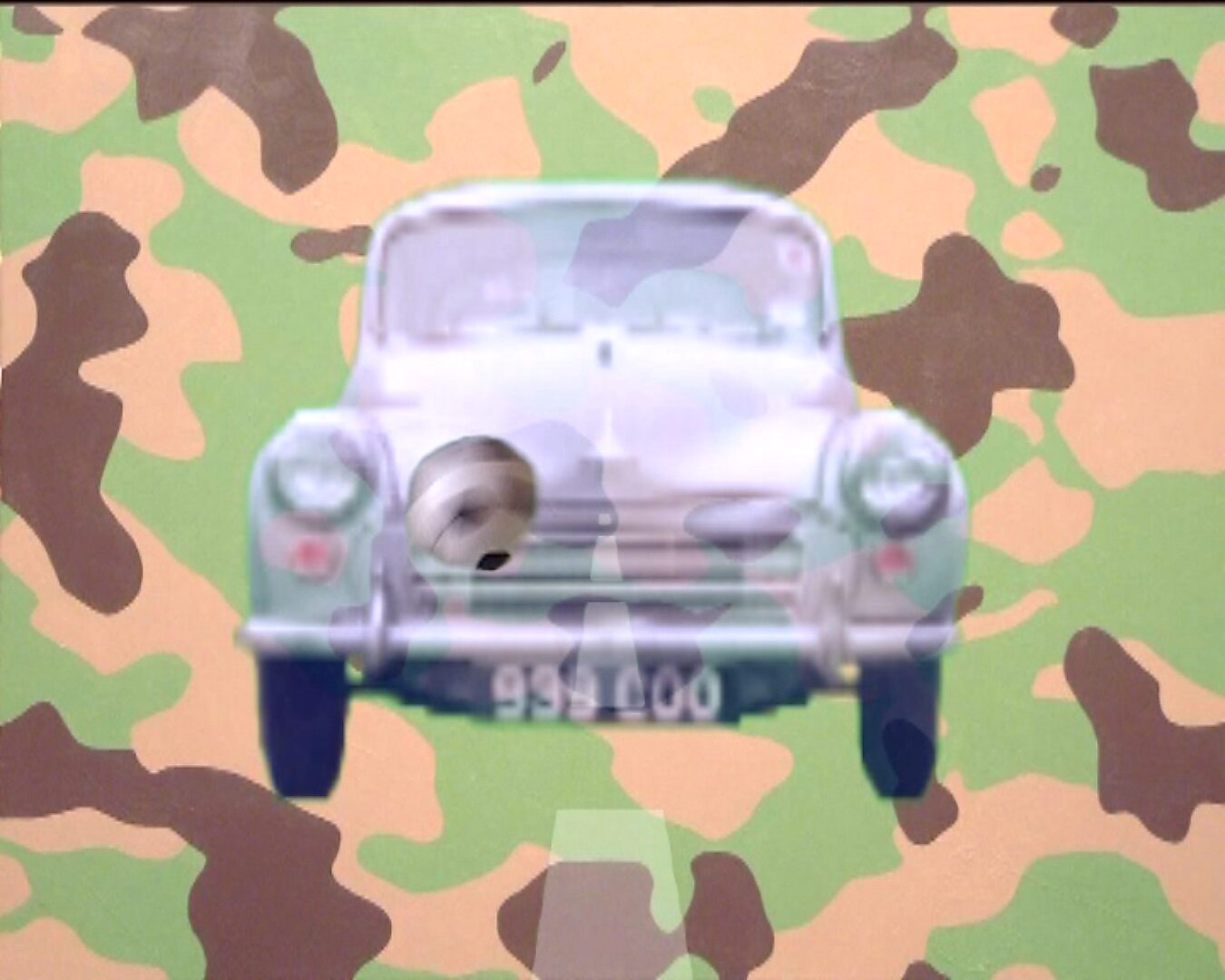 Beweging en verstilling — Kinderen dragen geen camouflage — videostill waarin een kleine auto centraal in beeld staat tegen een vlakke camouflageachtergrond; een voetbalvorm verschijnt links van de wagen.