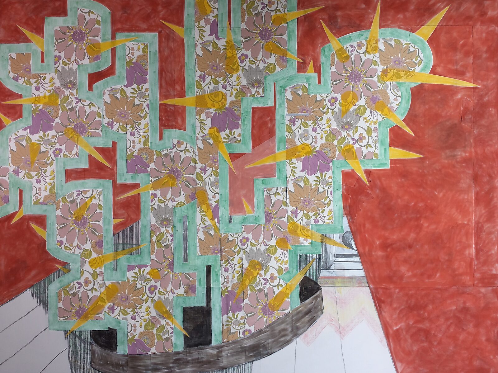 Tekening in beweging — Drawing in Motion — videostill van een grote kruisvormige structuur met bloemenpatroon en groene randen waaruit gele straalvormige vormen naar buiten schieten tegen een rode achtergrond.