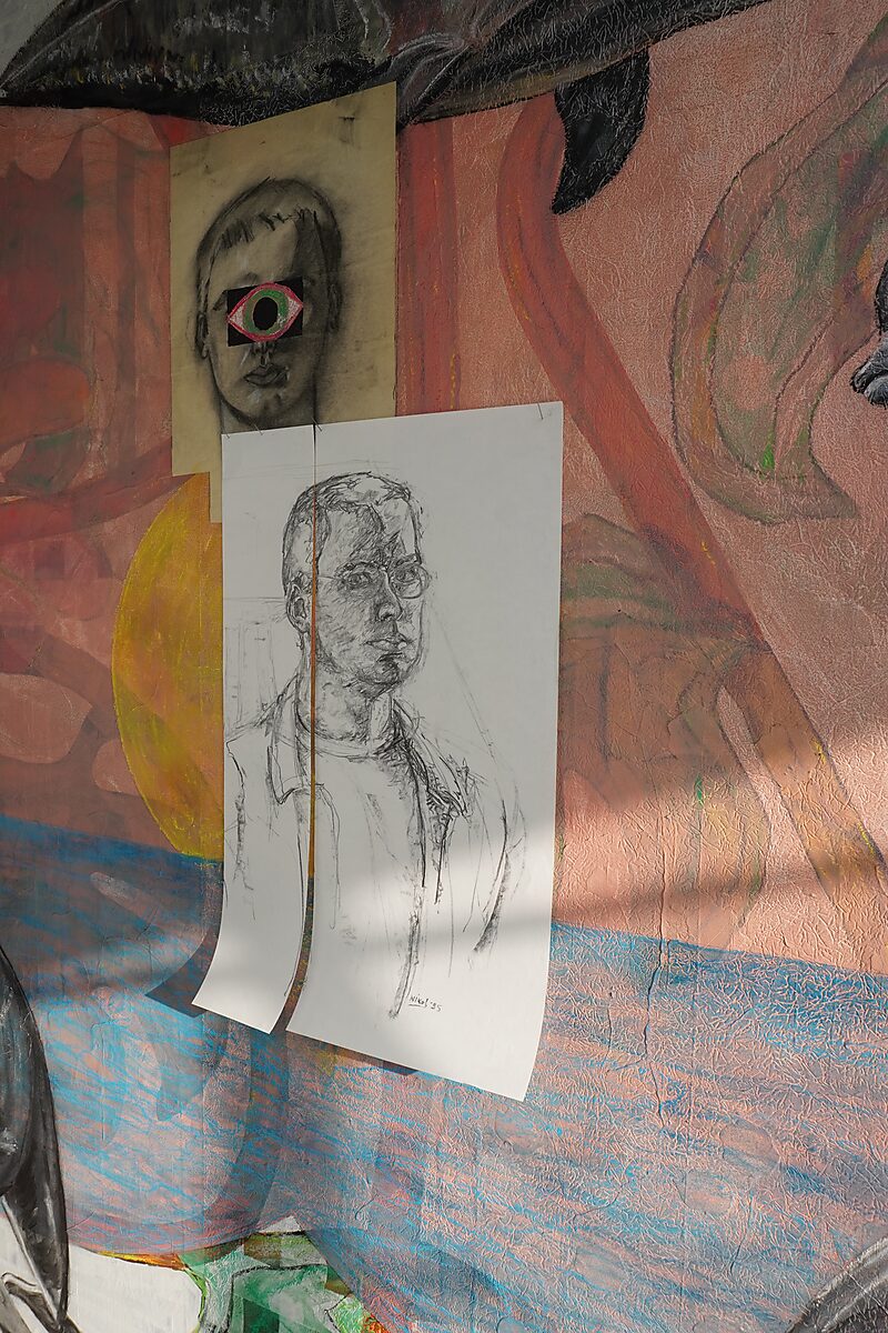 Benoemens-waardvlinders — Naming–Value Butterflies — proces tekening: studie zelfportret (1995), Gevangen (2026) — de tekening hangt met een lange verticale opening terwijl de uitgesneden strook ervoor hangt.