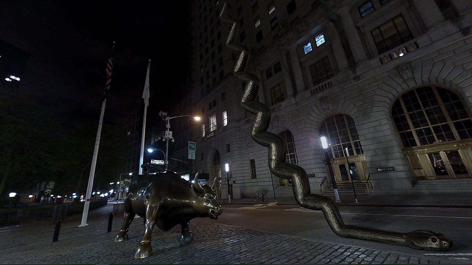 De trap van de slang — videostill uit een 3D-animatie: de slang richt zich op naast de Wall Street-bull en vormt een hoge, zigzaggende vorm die als een trap omhoog lijkt te klimmen.