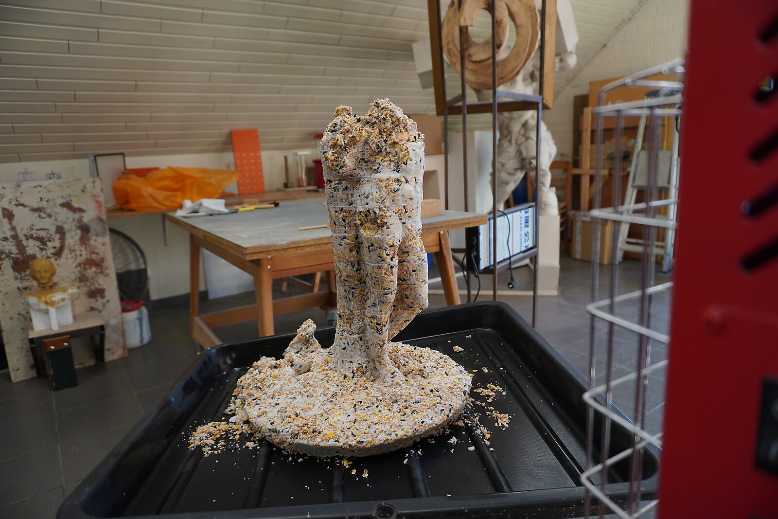 De grote ontsnapping van Sint-Sebastiaan — procesfoto: eerste test waarbij een figuur van vet en glaskorrels onder infraroodstraling wordt geplaatst om te onderzoeken hoe het materiaal begint te smelten.
