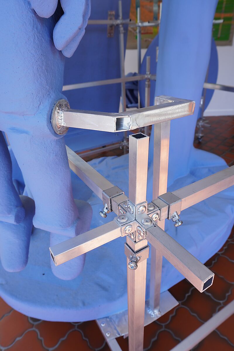 Choose and Change — aluminium construction system: metal joint attached to a blue sculptural element, visible within a larger structure.