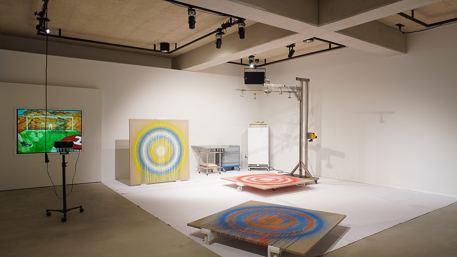 Smeltende doelen nr. 4 — tentoonstellingszicht met installatie, doeken met concentrische cirkels en projectie, Transformatiestudio nr. 1: warm of koud, CC De Adelberg, Lommel.