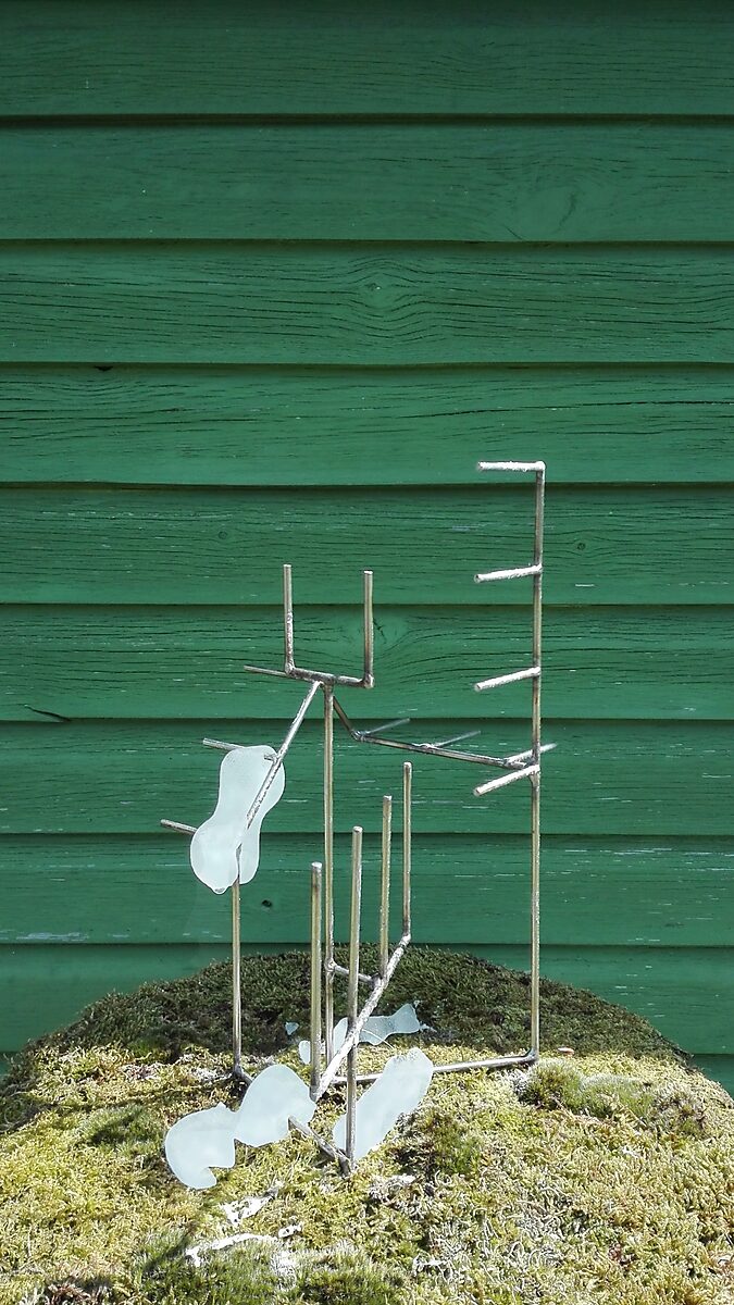 Entropische sculptuur nr. 1 — videostill van het einde van het smeltproces in de lente waarbij het ijs grotendeels verdwenen is en het metalen armatuur zichtbaar blijft.