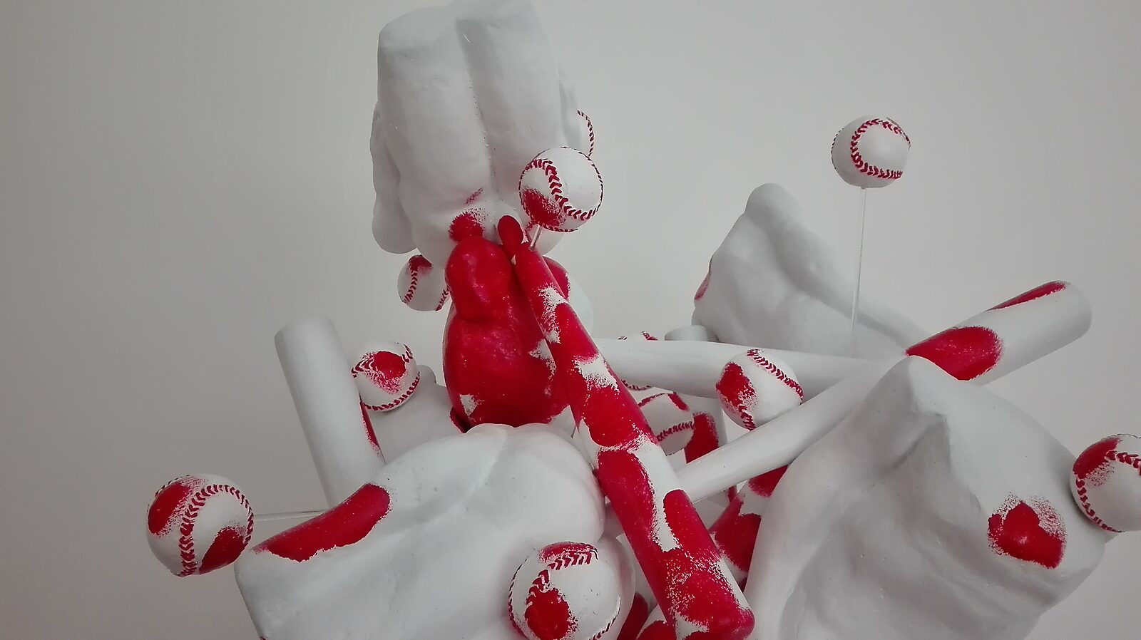 Butt’s, Bats and Balls — detail van het centrale knooppunt waar lichamen, knuppels en ballen samenkomen tot een compacte sculpturale kern waarin humor en geweld gelijktijdig aanwezig blijven.