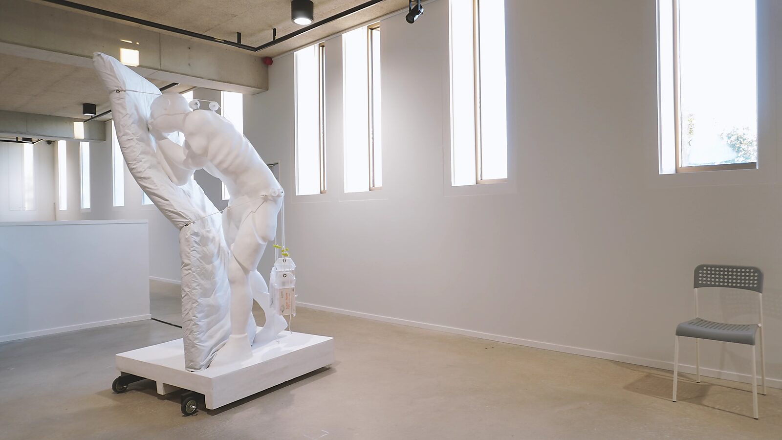 Sleeping In with the Sleepers — videostill of the artwork at the exhibition Transformation Studio No.1: Warm or Cold, CC De Adelberg Lommel: the air mattress inflates again, pushing upward against the white sculpture.
