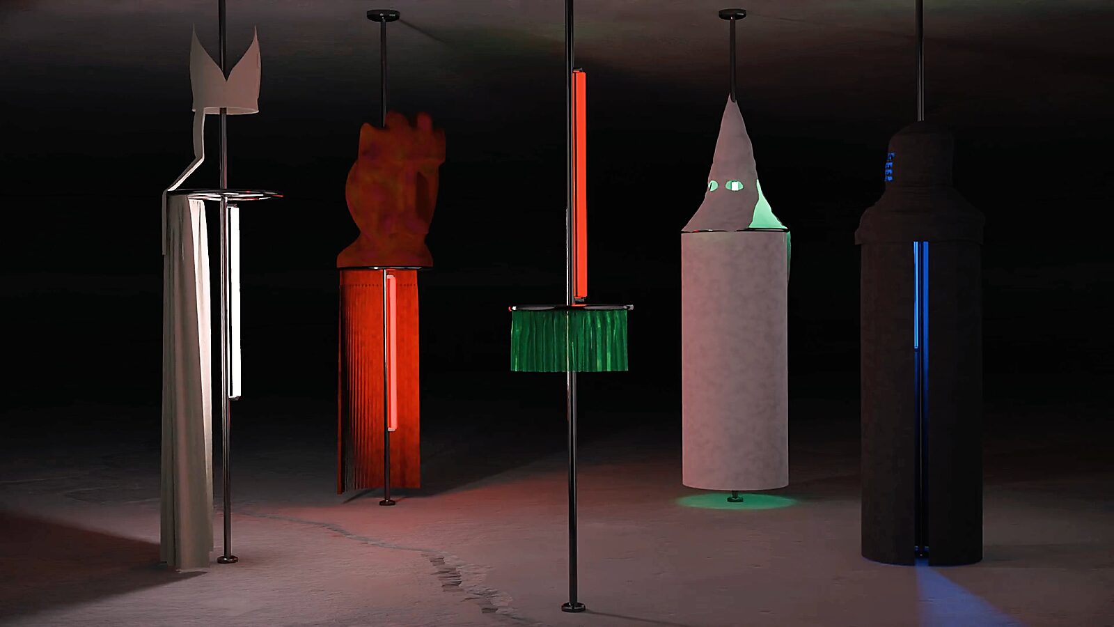 Danspaalgordijnen — videostill uit een 3D-animatie: vijf sculpturale vormen hangen rond metalen danspalen; cilindrische gordijnen en neonachtige lichtstaven geven de figuren een theatrale uitstraling in een donkere ruimte.