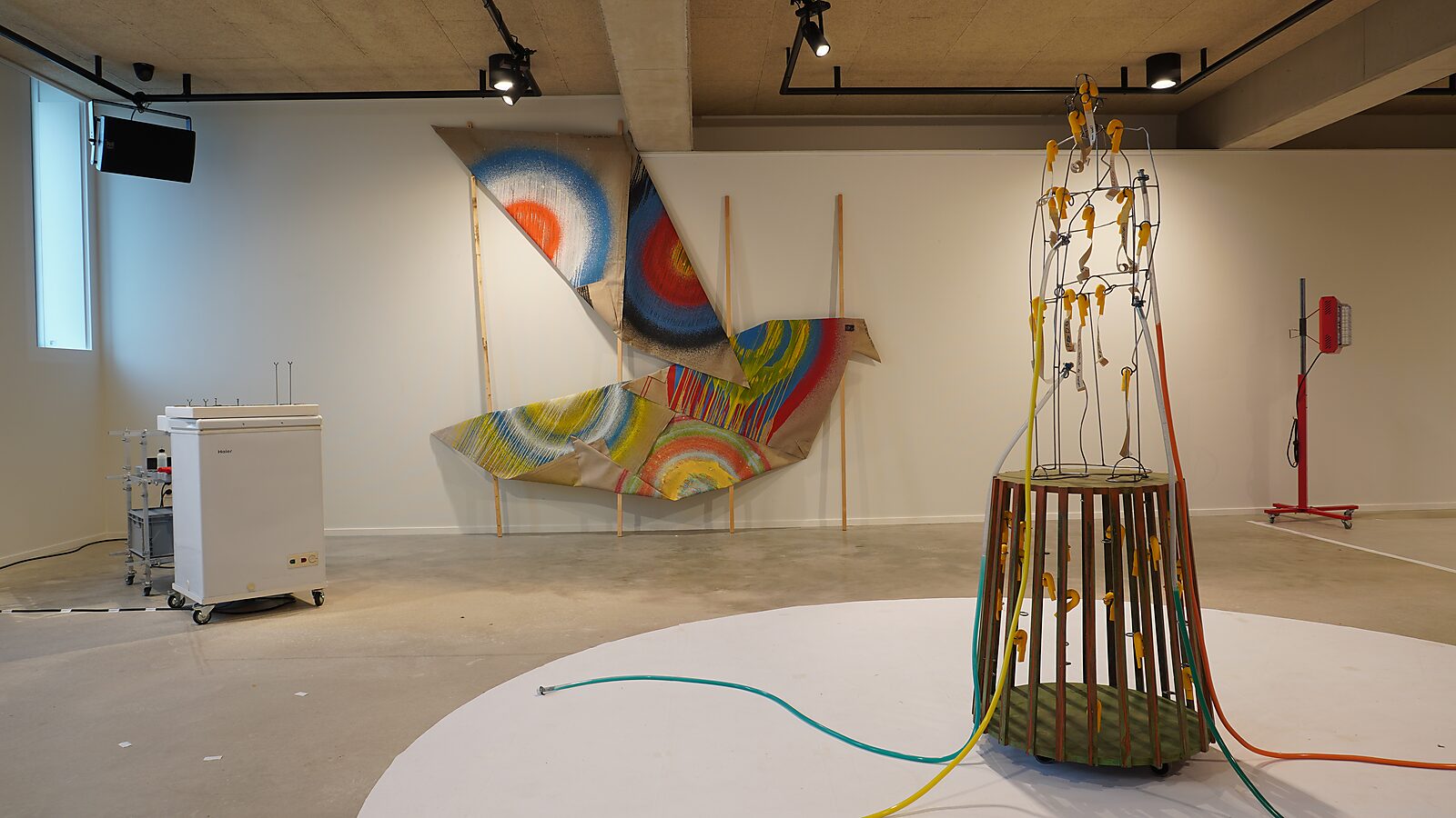 Smeltende doelen nr. 3 — geplooide doeken uit de reeks vormen samen een grote vogelachtige sculptuur aan de wand, Transformatiestudio nr. 1: warm of koud, CC De Adelberg, Lommel.
