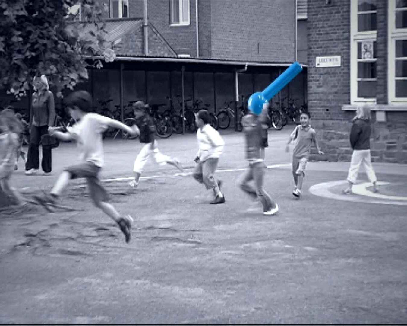 Kies en verander, Ongeïdentificeerde Arcade — videostills: kinderen rennen over een speelplaats, een blauw object wordt meegedragen of gevolgd.