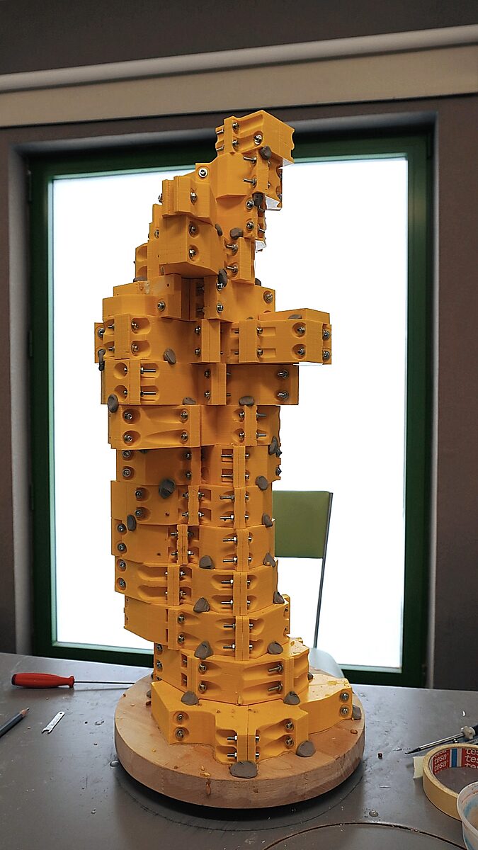 Sint-Sebastiaan met vogels nr.2 — videostill waarin de modulaire mal volledig rond het beeld is gemonteerd en de vorm van de figuur zichtbaar wordt in het volumesysteem.
