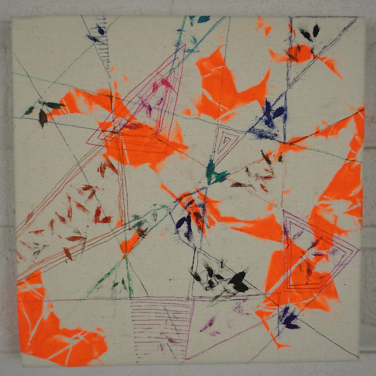 Tekeningen — Resterende inkdoekjes — tekening met diagonale lijnen en geometrische driehoekvormen die een los netwerk over het doek vormen tussen inktafdrukken.