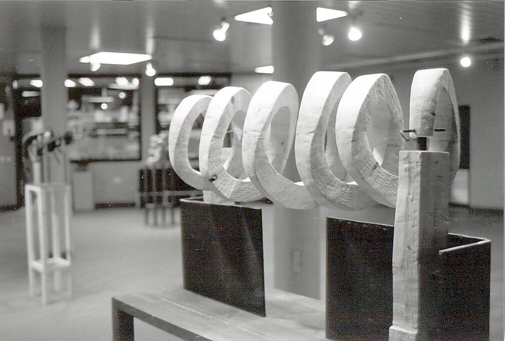 ‘Houten spiralen en metalen’: Detail van houten spiraalvormen bevestigd op metalen platen; sculptuur in hout en metaal, zwart-wit tentoonstelling, CC Leopoldsburg, 1999.