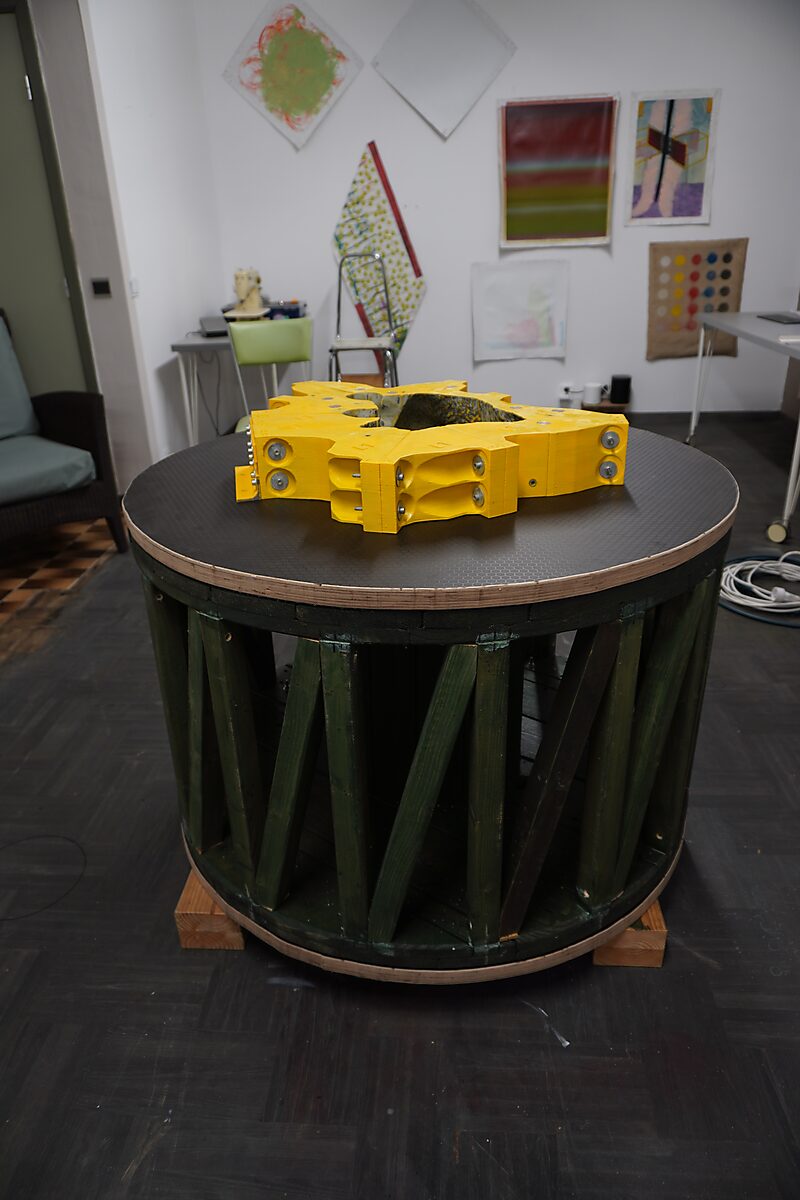 Sint-Sebastiaan met vogels nr.4 — procesfoto van de aangepaste sokkel met extra spijlen in de cilinder en een bijkomende bovenplaat voor meer stabiliteit.