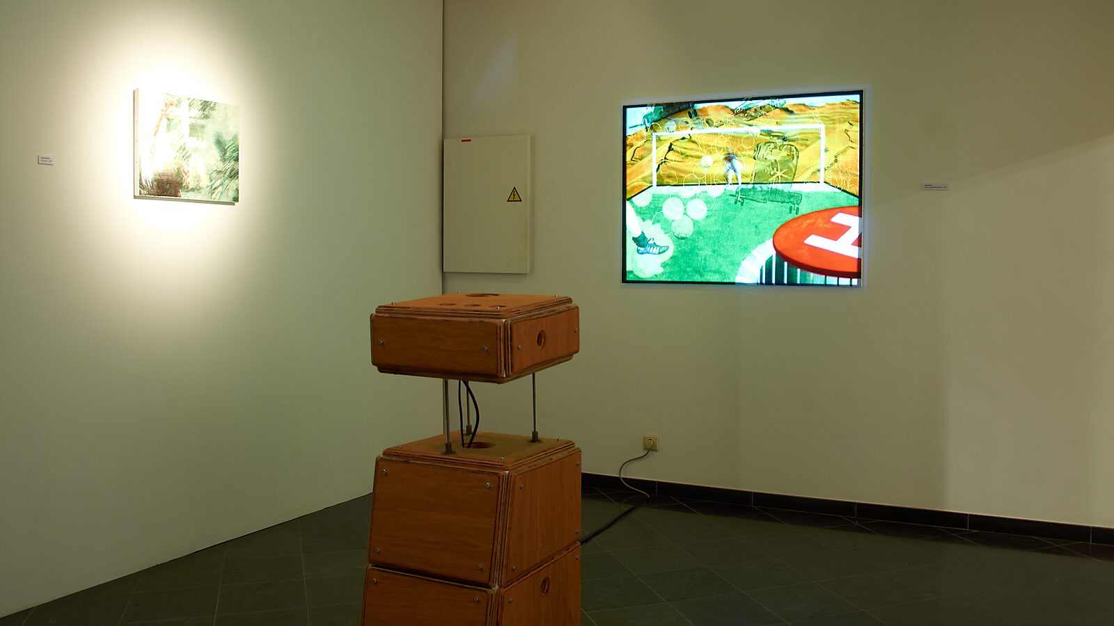 Duo expo met Raymond Minnen: Tentoonstellingszicht met houten projectieobject op metalen poten dat een beeld op de wand projecteert; daarnaast een schilderij, CC De Kimpel, Alden Biesen,2011