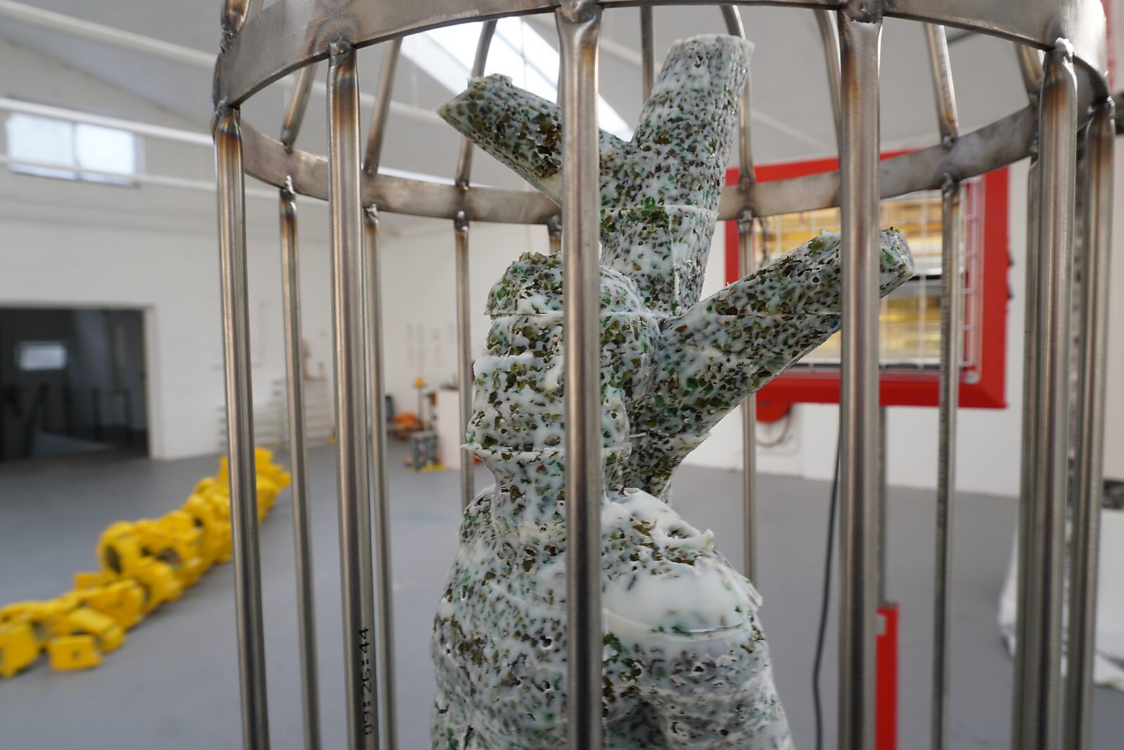 De grote ontsnapping van Sint-Sebastiaan — detail van het beeld in de metalen kooi; het oppervlak bestaat uit rundervet vermengd met groene glaskorrels.